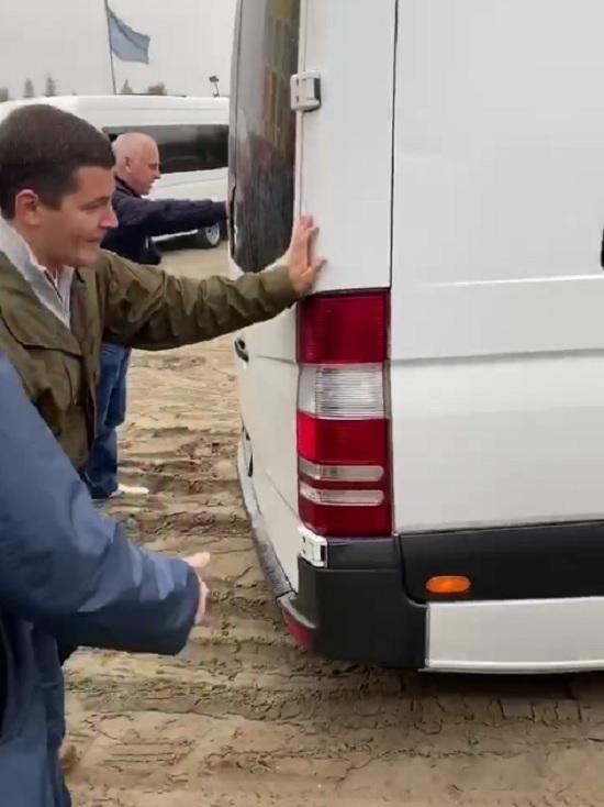Дмитрий Артюхов вытолкал застрявший в Тарко-Сале микроавтобус