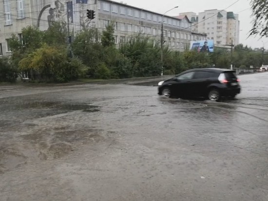 Две улицы в Чите превратились в «реки» после ливня