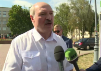 Президент Белоруссии Александр Лукашенко после выступления на провластном митинге в Гродно улыбаясь подошел к журналистам RT и дал короткое интервью