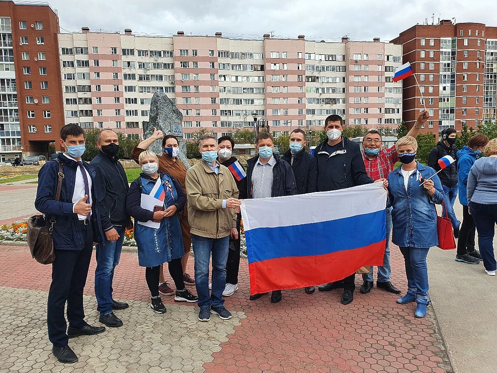 День Флага: жители Ямала украшают свои города российским триколором