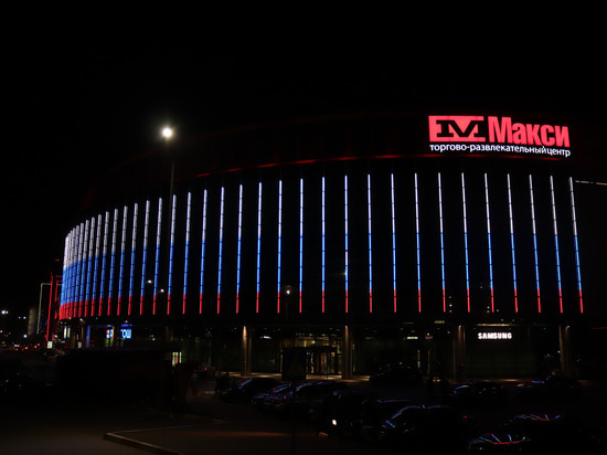 Крупный ТЦ Смоленска переливался огнями российского триколора