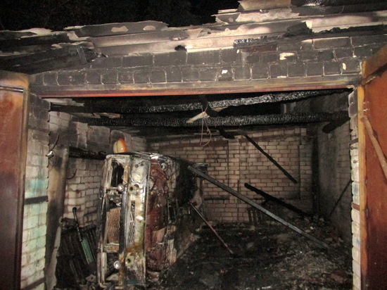 В Хиславичском районе в гараже с авто внутри вспыхнул пожар