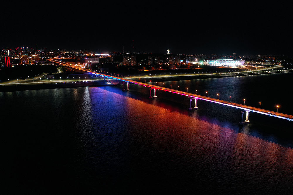 «Танцующий» мост в Волгограде украсили подсветкой в виде цветов флага РФ