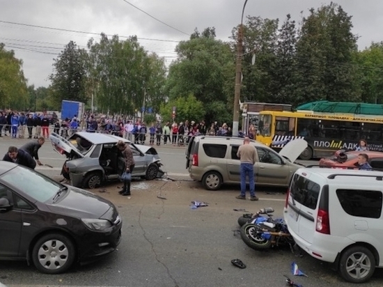 В Ижевске в ДТП попали 6 автомобилей и мотоцикл