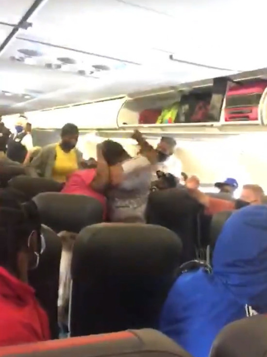 Пассажирки подрались из-за маски на борту самолета