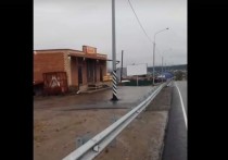 Во время ремонта федеральной трассы «Чита-Забайкальск», проходящей через Песчанку, придорожный магазин оказался отрезанным отбойником от проезжей части