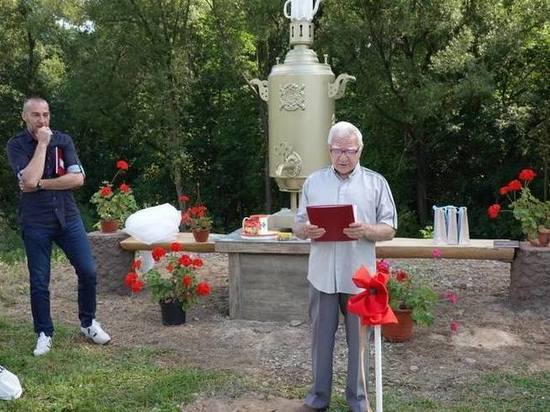 В деревне Каменка в Серпухове появился памятник самовару