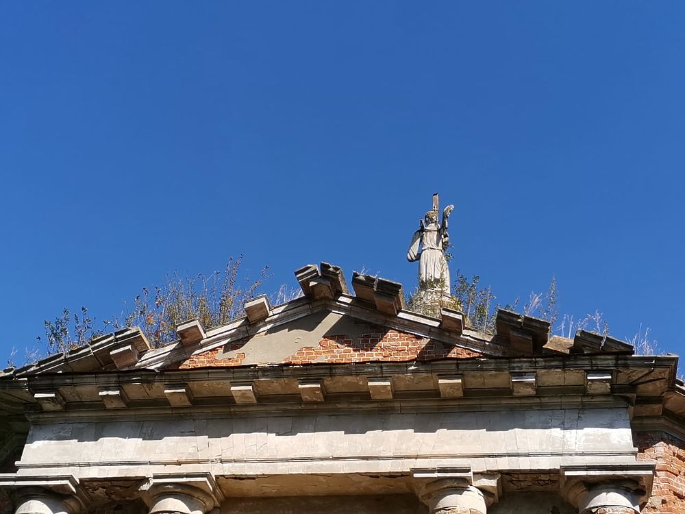 Где твои крылья: под Тулой прихожане молятся в заброшенном храме с архангелом на крыше