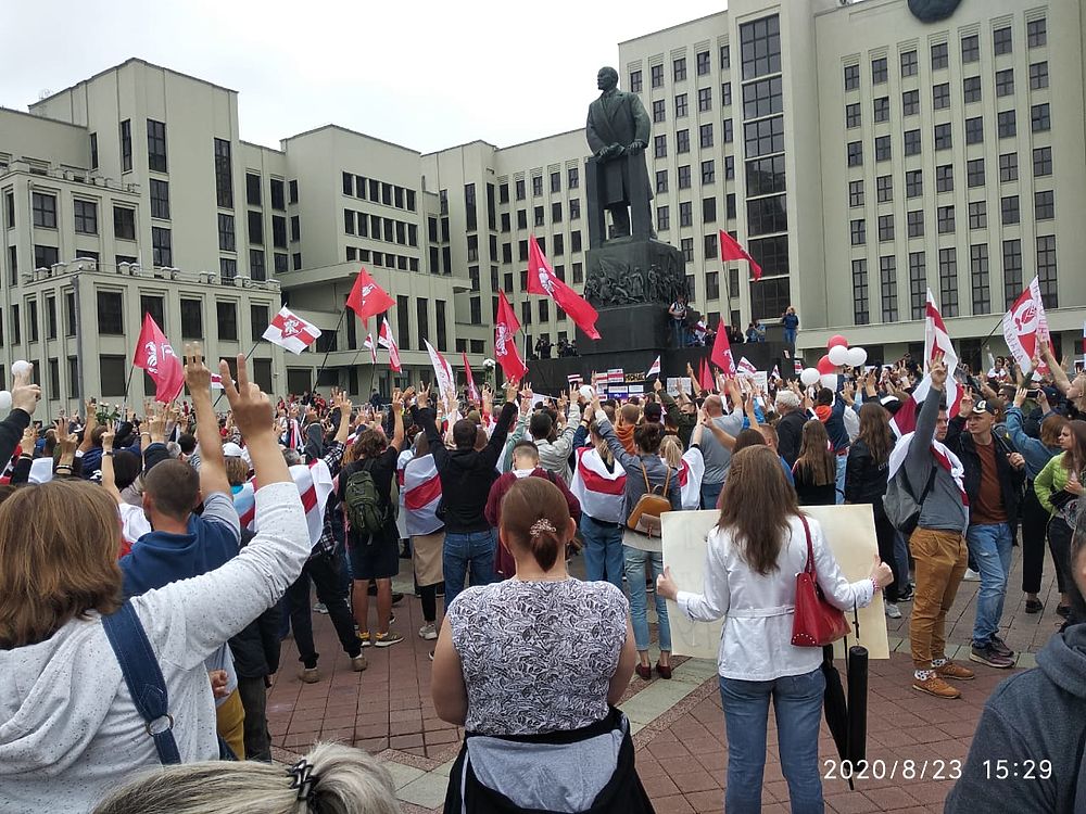 Кадры протеста в Минске: вышла сотня тысяч человек
