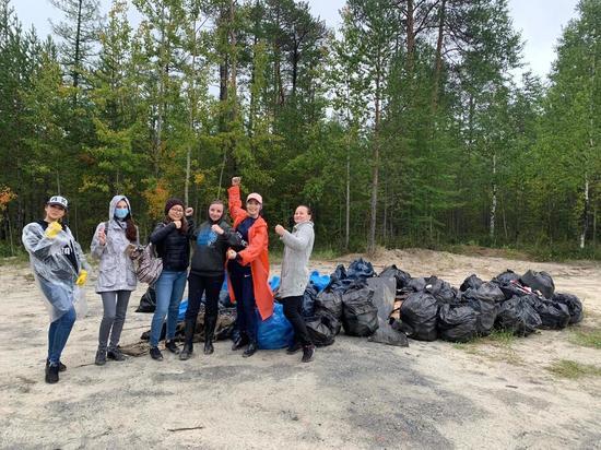 Добровольцы Ноябрьска вывезли из леса 50 мешков мусора