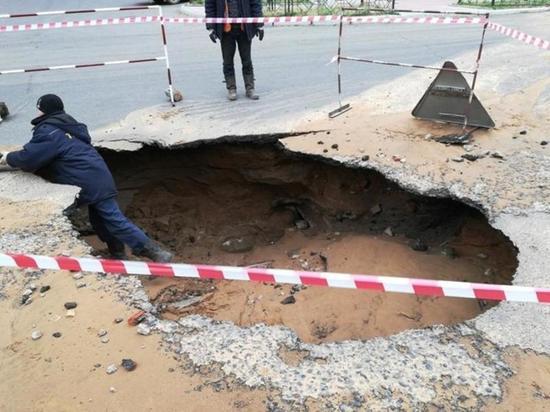 Ребёнок упал в провал асфальта в Чите