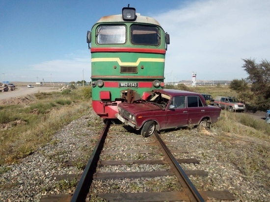 На ЖД-переезде в Хакасии поезд таранил легковой автомобиль