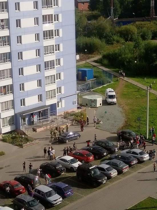 15-летняя кировчанка пыталась выпрыгнуть из окна