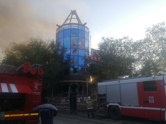 Крупный пожар в Трусовском районе Астрахани повредил  двухэтажное здание
