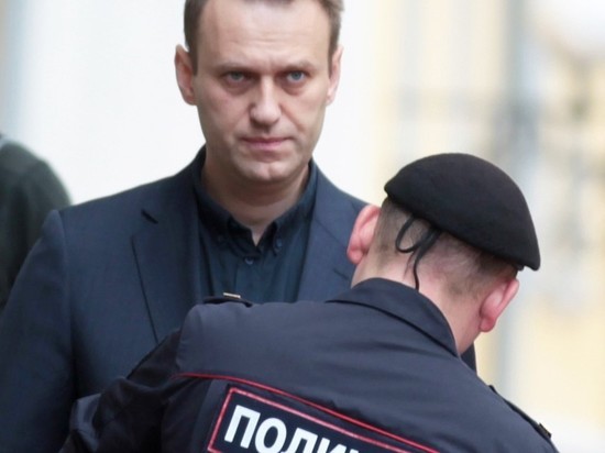 Песков прокомментировал "слежку за Навальным"