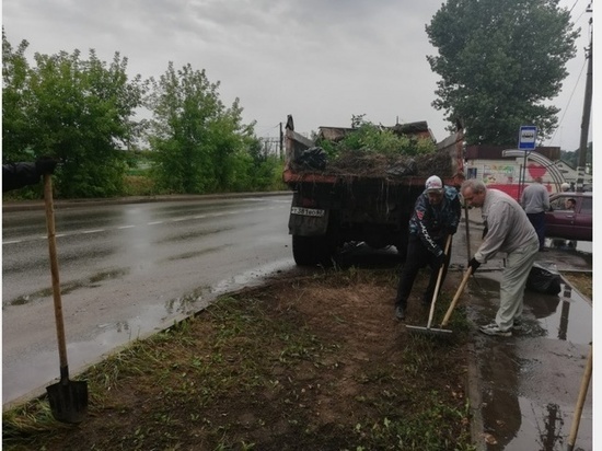 Работники администрации провели субботник в Заднепровском районе Смоленска