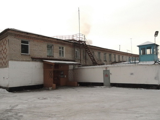 Экс-работник ИК-5 в Чите осужден за взятку и пронос телефона
