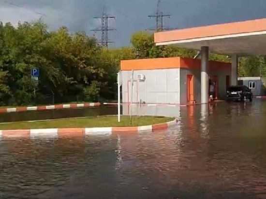 «Совсем глубоко»: после ливня в Новосибирске затопило АЗС