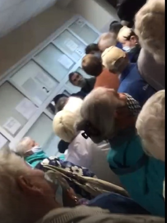 В Тутаевской ЦРБ образовались многочасовые очереди в регистратуру