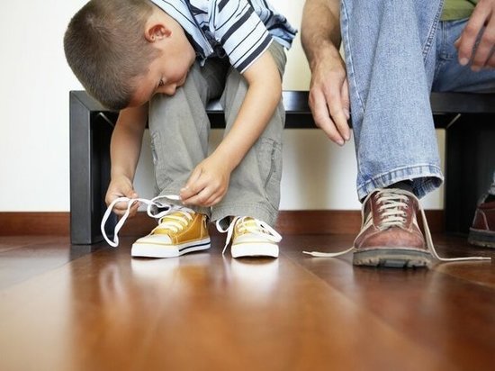 Родителям Тверской области рассказали, как правильно выбрать сменную обувь для школьников
