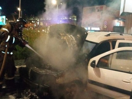 На парковке «Меги» в Казани тушили горящую легковушку