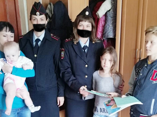К 1 сентября полицейские помогли сафоновским детям собраться в школу