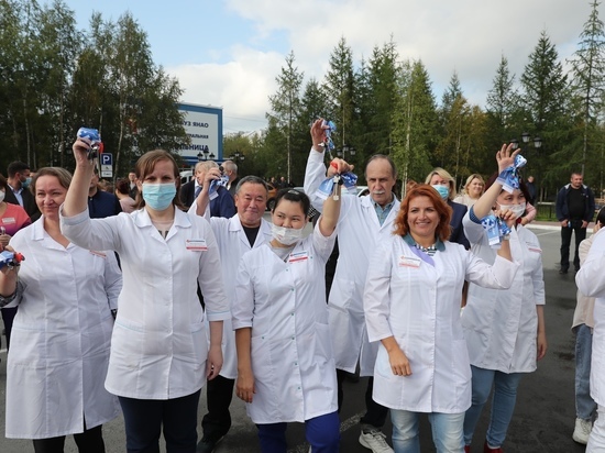 В Надыме губернатор ЯНАО вручил ключи от новых квартир 18 семьям медработников