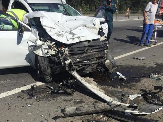 На автодороге в Ростовской области произошла тройная авария с большегрузом: есть погибшая