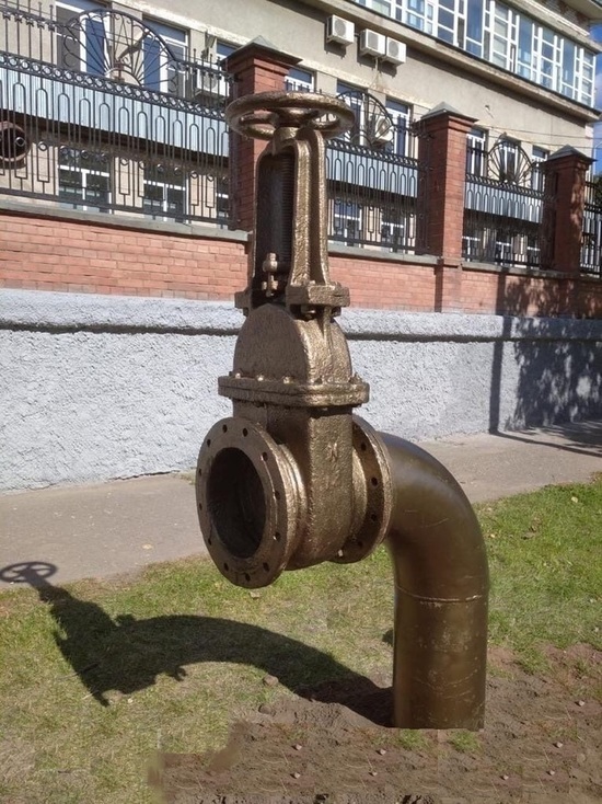 В Костроме появился памятник водопроводной задвижке