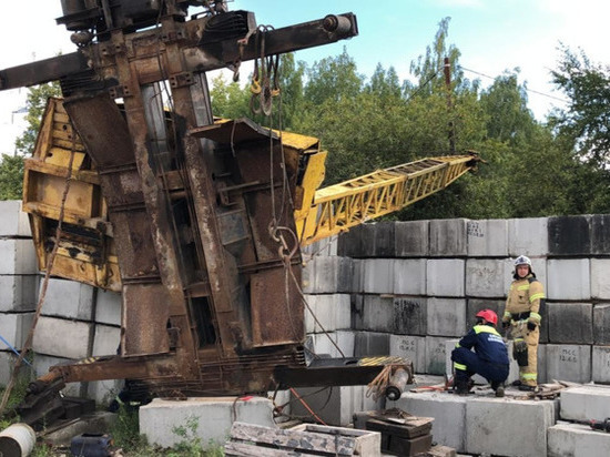 В Ижевске упал строительный кран, в котором находился водитель