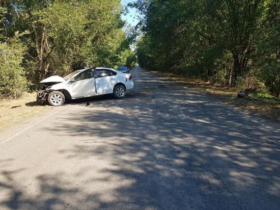Машина на калмыцкой дороге скатилась в кювет и ударилась о дерево