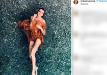 Актриса Любовь Толкалина поделилась в Instagram пикантным снимком с отдыха на море