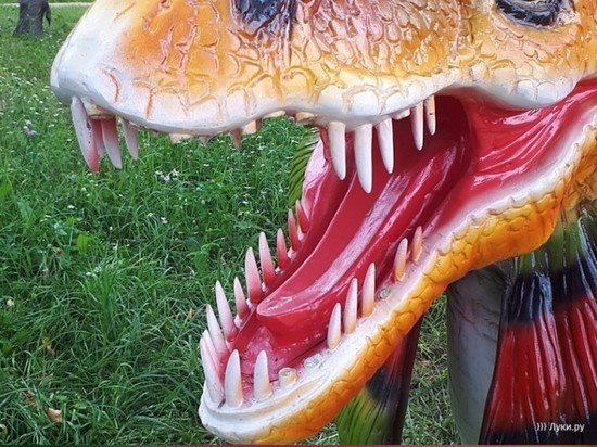 В новом динопарке в Великих Луках динозавру переломали зубы