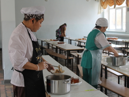 Горячим питанием обеспечат всех учеников начальных школ Якутии