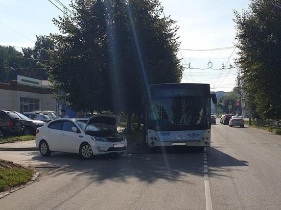 В Рязани девушка на «Киа» врезалась в автобус