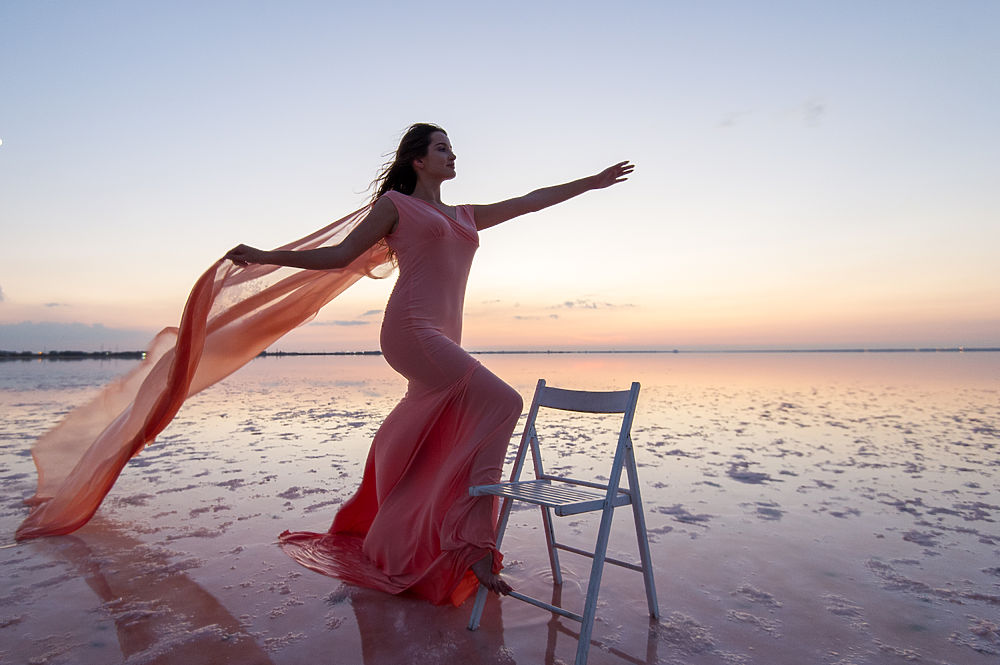 Невероятная красота: в Крыму провели показ мод на Розовом озере