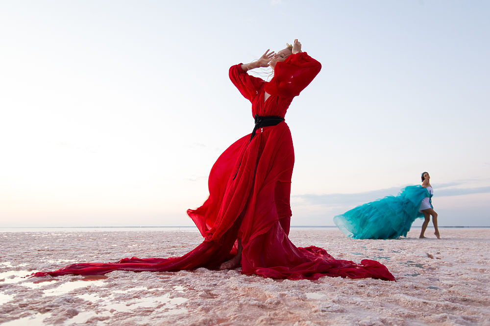 Невероятная красота: в Крыму провели показ мод на Розовом озере