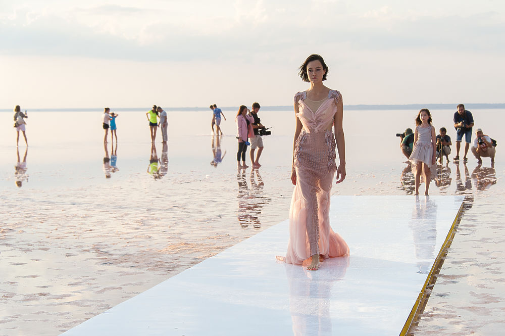 Incredible beauty: a fashion show was held in Crimea on the Pink Lake