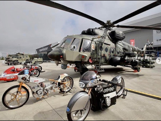 Вертолет из Улан-Удэ встретился со старыми друзьями-мотоциклами (ФОТО)