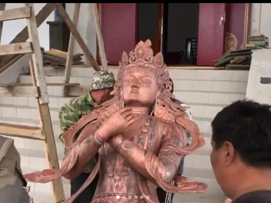 В Бурятии статую Будды на руках  заносили в бывший Янгажинский дацан