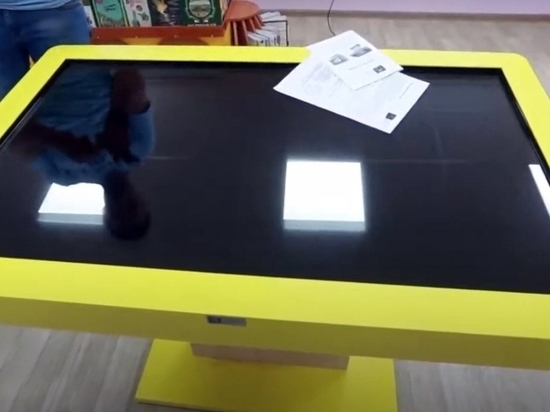 Библиотека Омсукчана получила долгожданный сенсорный стол