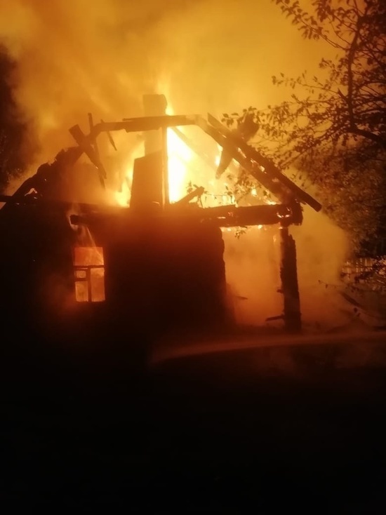 Человек пострадал на пожаре нежилого дома под Калугой