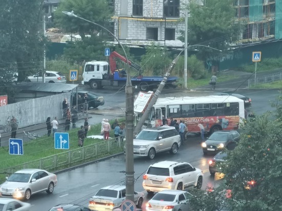 В Иванове автобус, пытаясь избежать столкновения с машинами, врезался в столб