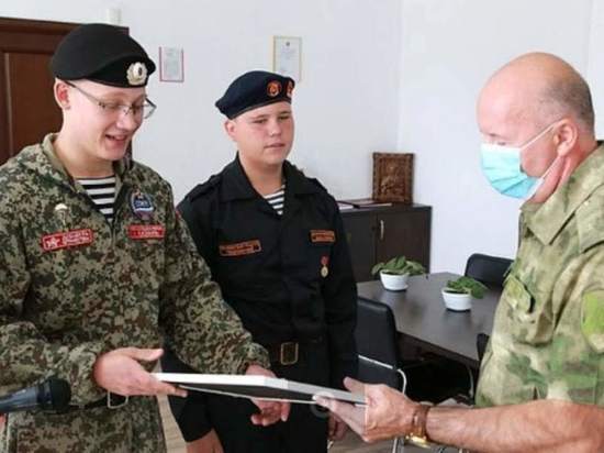 В Челябинской области наградили подростков, которые спасли малыша