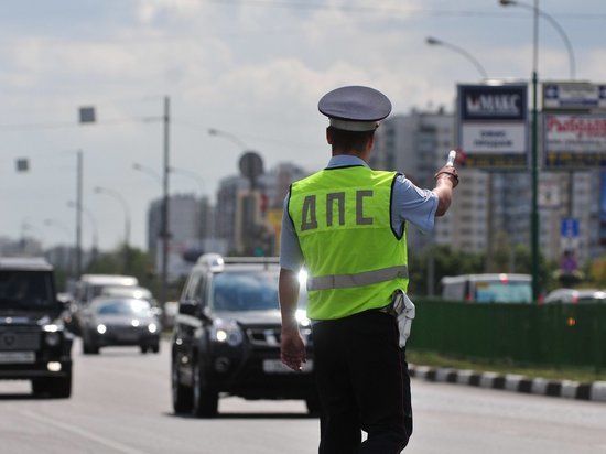 В Абакане инспекторы становили автомобиль, водитель которого был под наркотиками