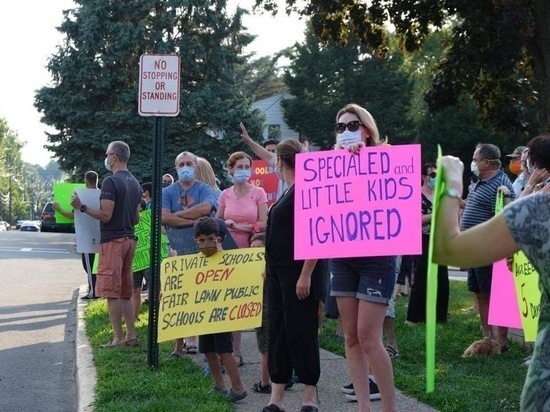 Русские Родители Нью-Джерси протестуют против закрытых школ