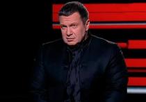 По словам телеведущего Владимира Соловьева, личный врач российского оппозиционного политика Алексея Навального и сопровождавшие его в поездке люди должны ответить на ряд важных вопросов