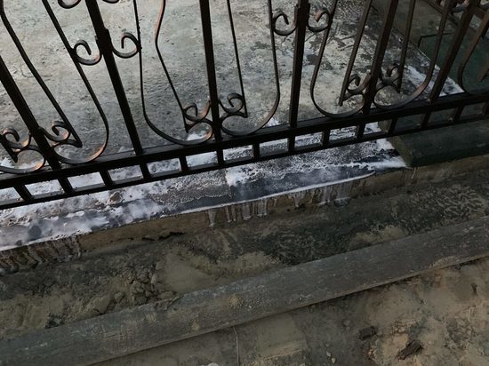 В Салехарде дети оторвали резиновое покрытие на площадке