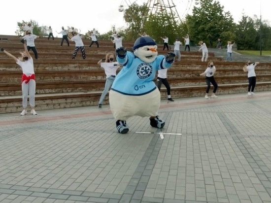 На Михайловской набережной Новосибирска танцевал Снеговик