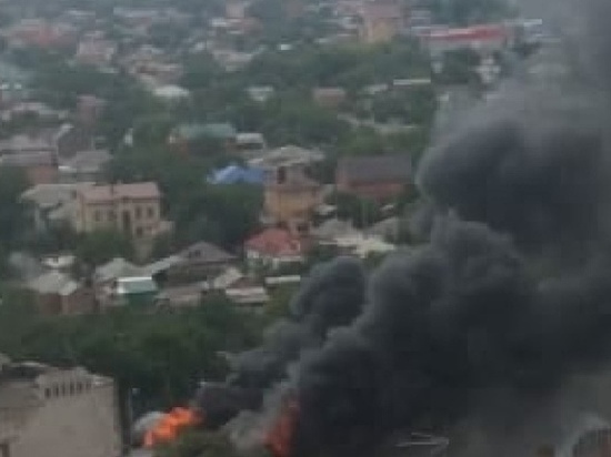 Двухэтажное здание, с автомойкой внутри, горит в Ростове